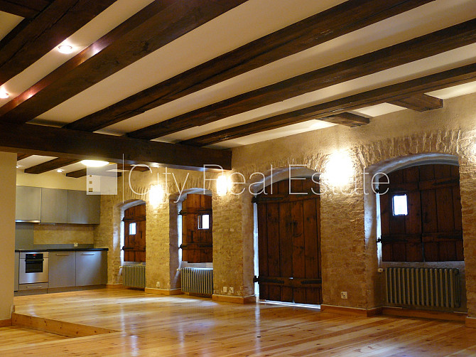 Fasādes māja, restaurēta māja, ieeja no ielas, ir lifts, logi vērsti mājas abās pusēs, Rīga - foto 1