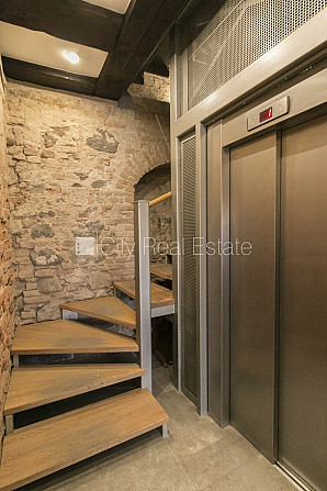 Fasādes māja, restaurēta māja, ieeja no ielas, ir lifts, logi vērsti mājas abās pusēs, Rīga - foto 9