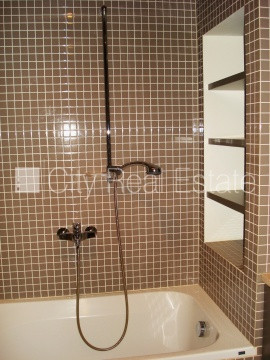 Fasādes māja, restaurēta māja, ieeja no ielas, ir lifts, logi vērsti mājas abās pusēs, Rīga - foto 13