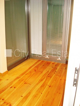 Fasādes māja, restaurēta māja, ieeja no ielas, ir lifts, logi vērsti mājas abās pusēs, Rīga - foto 14