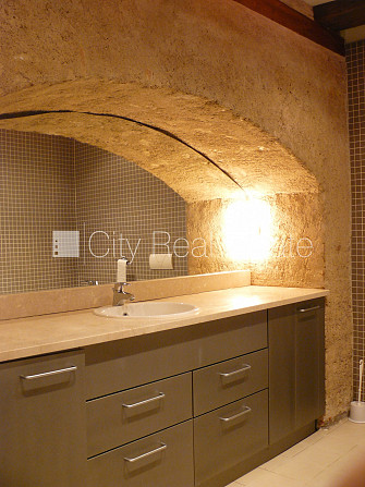 Fasādes māja, restaurēta māja, ieeja no ielas, ir lifts, logi vērsti mājas abās pusēs, Rīga - foto 4