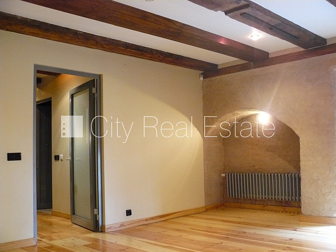 Fasādes māja, restaurēta māja, ieeja no ielas, ir lifts, logi vērsti mājas abās pusēs, Rīga - foto 3