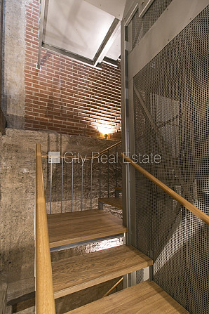 Fasādes māja, restaurēta māja, ieeja no ielas, ir lifts, logi vērsti mājas abās pusēs, Rīga - foto 7