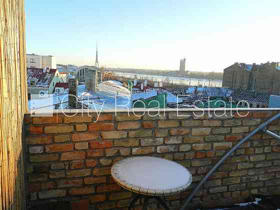 Фасадный дом, вход с улицы, лестничная клетка после косметического ремонта, Рига