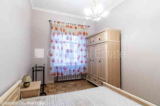 Фасадный дом, вход с улицы, окна выходят в обе стороны дома, одна изолированная Рига