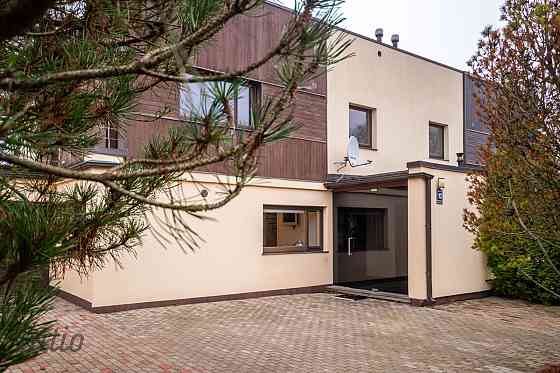 Pārdod mājīgu un elegantu ģimenes māju Aplokciemā  tikai 200 m no Mežaparka kultūras un atpūtas park Рига