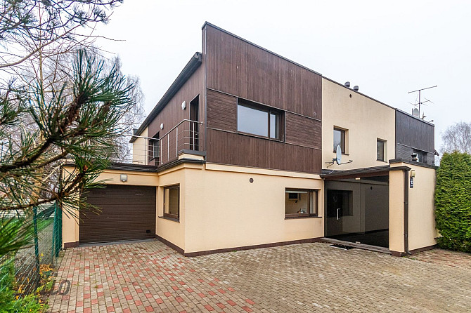 Pārdod mājīgu un elegantu ģimenes māju Aplokciemā  tikai 200 m no Mežaparka kultūras un Rīga - foto 1