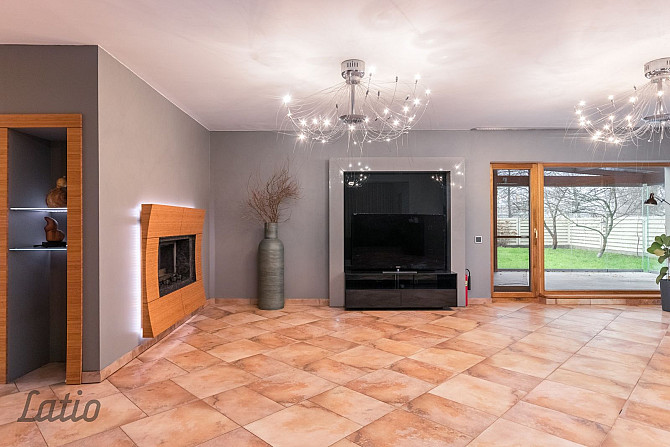 Pārdod mājīgu un elegantu ģimenes māju Aplokciemā  tikai 200 m no Mežaparka kultūras un Rīga - foto 3