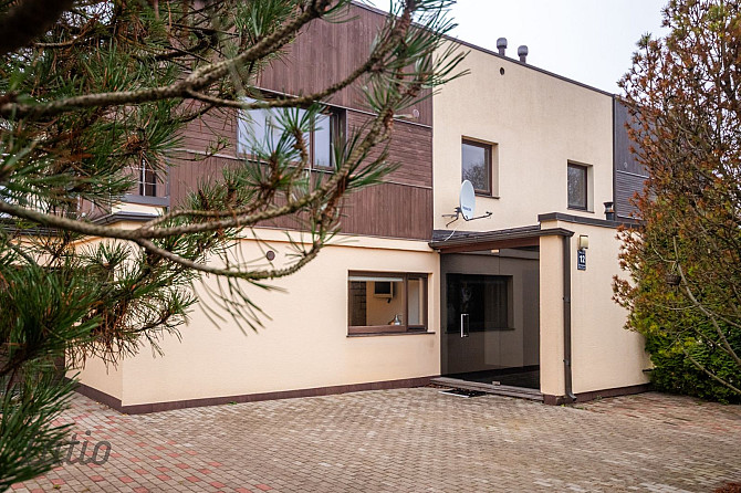 Pārdod mājīgu un elegantu ģimenes māju Aplokciemā  tikai 200 m no Mežaparka kultūras un Rīga - foto 2