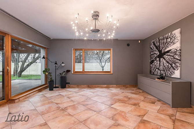 Pārdod mājīgu un elegantu ģimenes māju Aplokciemā  tikai 200 m no Mežaparka kultūras un Rīga - foto 5