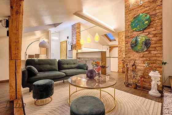 Pārdošanā dizaina 2 istabu dzīvoklis Rīgas centrā, klusā iekšpagalma ēkā K. Valdemāra ielā 24. Dzīvo Rīga