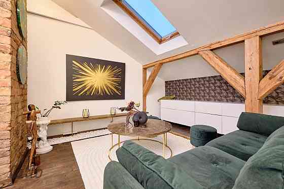 Pārdošanā dizaina 2 istabu dzīvoklis Rīgas centrā, klusā iekšpagalma ēkā K. Valdemāra ielā 24. Dzīvo Rīga