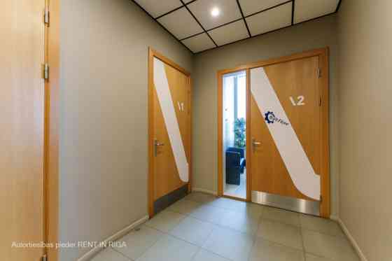 Светлый офис в качественно отреставрированном здании.  Офис прямоугольной формы. Рига