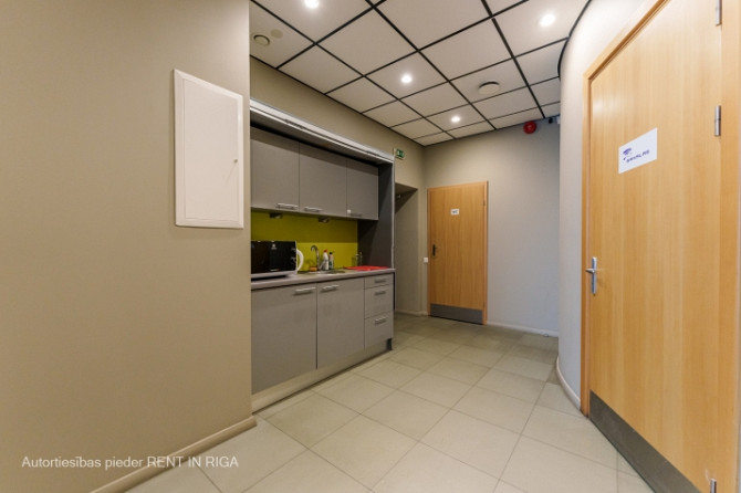Светлый офис в качественно отреставрированном здании.  Офис прямоугольной формы. Рига - изображение 5