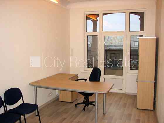 Фасадный дом, вход с улицы, лифт, лестничная клетка после капитального ремонта, Rīga