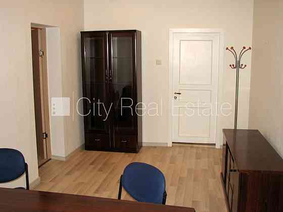 Фасадный дом, вход с улицы, лифт, лестничная клетка после капитального ремонта, Rīga