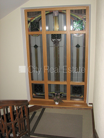 Fasādes māja, ieeja no ielas, ir lifts, kāpņu telpa pēc kapitālā remonta, lodžija, logi Rīga - foto 6