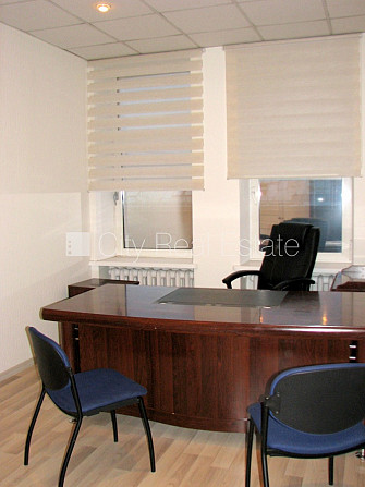 Fasādes māja, ieeja no ielas, ir lifts, kāpņu telpa pēc kapitālā remonta, lodžija, logi Rīga - foto 5