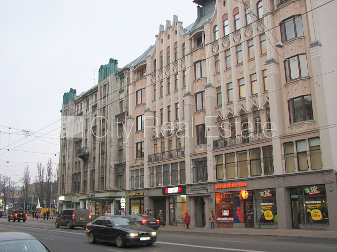 Fasādes māja, ieeja no ielas, ir lifts, kāpņu telpa pēc kapitālā remonta, lodžija, logi Rīga - foto 8