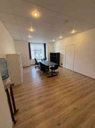 Сдается светлый и удобный офис, полностью оборудованный мебелью, в Тихом Центре. Рига