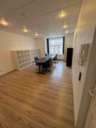 Сдается светлый и удобный офис, полностью оборудованный мебелью, в Тихом Центре. Рига