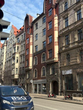 Сдается светлый и удобный офис, полностью оборудованный мебелью, в Тихом Центре. Рига - изображение 1