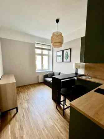 Īrei pieejams 2 istabu dzīvoklis fantastiskā vietā Rīgas centrā.  Dzīvoklis atrodas renovētā ēkā, ta Рига