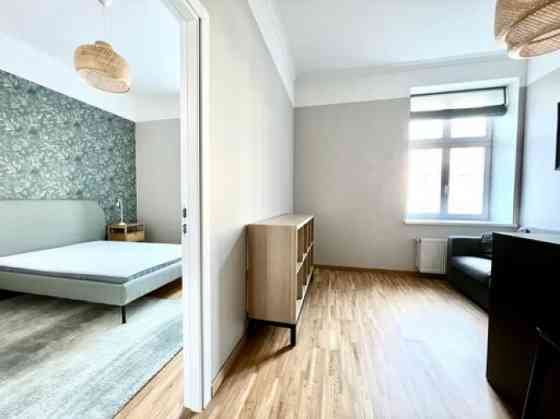 Īrei pieejams 2 istabu dzīvoklis fantastiskā vietā Rīgas centrā.  Dzīvoklis atrodas renovētā ēkā, ta Рига