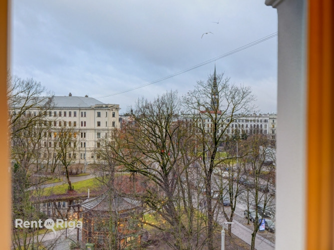 Šarmants dzīvoklis pilnībā renovētā ēkā ar elegantu fasādi, skatu uz parku un Latvijas Rīga - foto 7