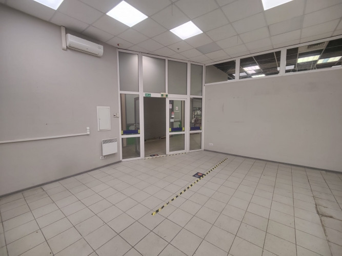 Tiek iznomāta tirdzniecības platība T/C "Sahāra" 1.stāvā.  Telpas sastāv no tirdzniecības zāles un p Рига - изображение 3