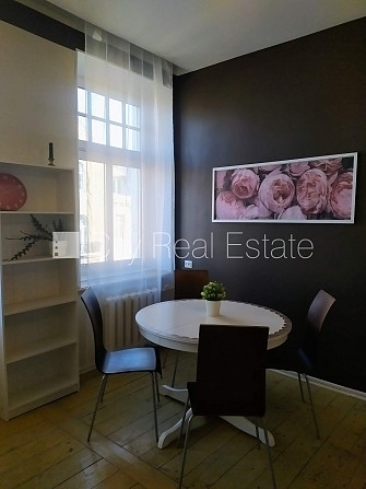 Фасадный дом, вход с улицы, окна выходят в обе стороны дома, одна изолированная Рига - изображение 5