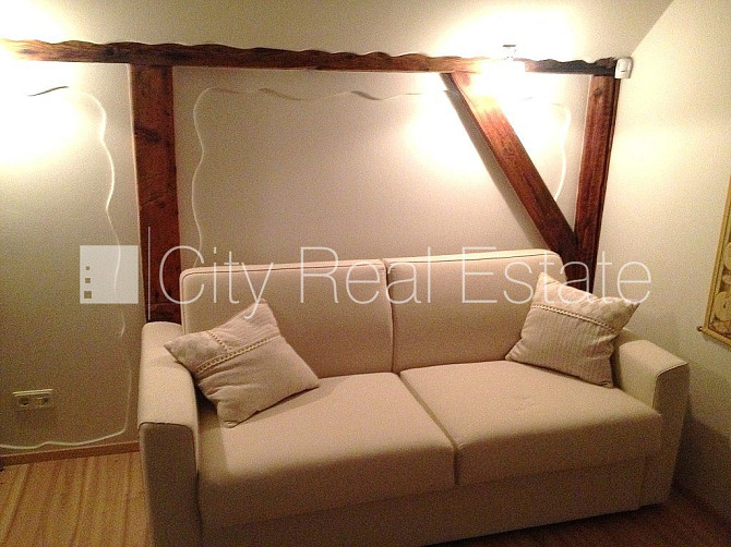 Фасадный дом, вход с улицы, окна выходят в обе стороны дома, одна изолированная Рига - изображение 19