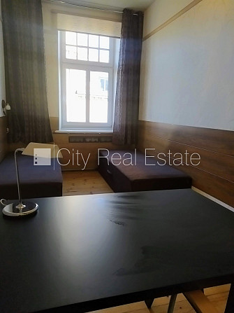 Фасадный дом, вход с улицы, окна выходят в обе стороны дома, одна изолированная Рига - изображение 9