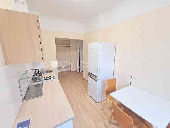 Дом во дворе, реновированный дом, закрытый двор, въездные ворота оснащены Rīga