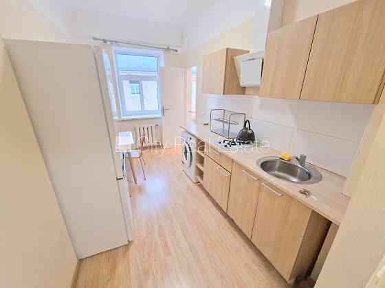 Дом во дворе, реновированный дом, закрытый двор, въездные ворота оснащены Rīga