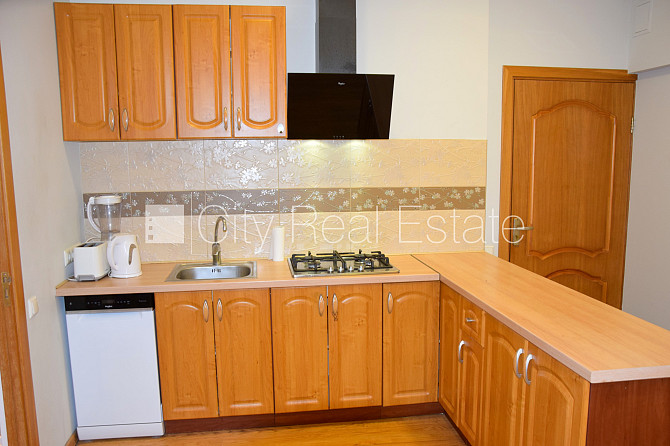 Pagalma māja, vieta automašīnai, ieeja no pagalma, studio tipa, virtuve apvienota ar viesistabu, Rīga - foto 7