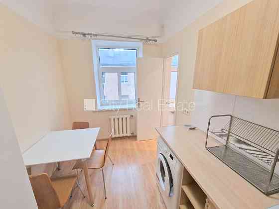 Дом во дворе, реновированный дом, закрытый двор, въездные ворота оснащены Rīga