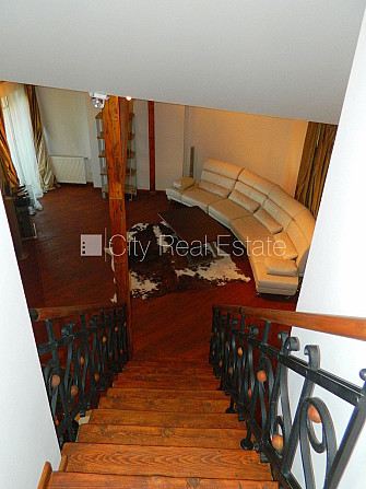 Fasādes māja, ieeja no ielas, kāpņu telpa pēc kosmētiskā remonta, franču balkons, terase, Rīga - foto 18