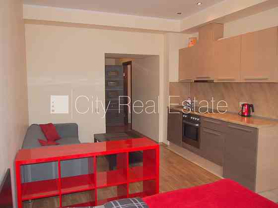 Фасадный дом, реновированный дом, благоустроенная озеленённая территория, вход с Рига