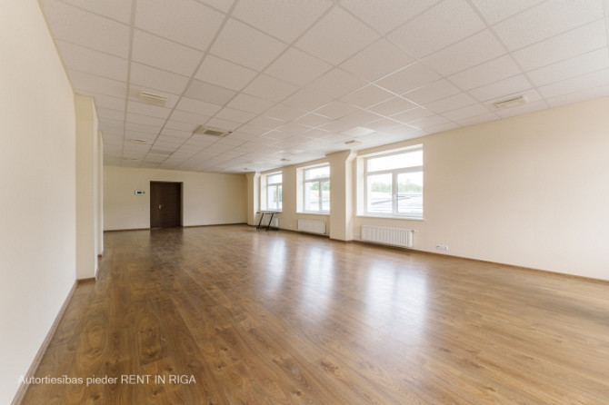 Gaišs birojs kvalitatīvi renovētā ēkā.  Taisnstūra formas birojs. Pie telpu ieejas durvīm Rīga - foto 4