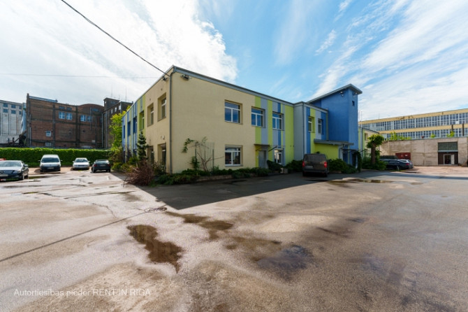 Gaišs birojs kvalitatīvi renovētā ēkā.  Taisnstūra formas birojs. Pie telpu ieejas durvīm Rīga - foto 7