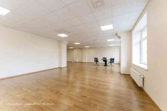Светлый офис в качественно отреставрированном здании.  Офис прямоугольной формы. Rīga