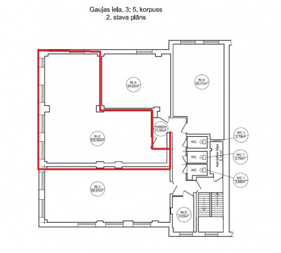 Gaišs birojs kvalitatīvi renovētā ēkā.  Taisnstūra formas birojs. Pie telpu ieejas durvīm Rīga - foto 6