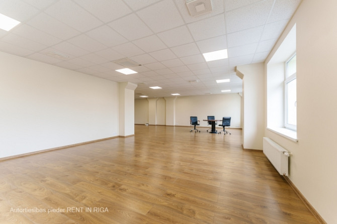 Gaišs birojs kvalitatīvi renovētā ēkā.  Taisnstūra formas birojs. Pie telpu ieejas durvīm Rīga - foto 4