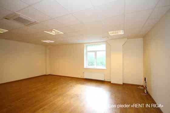 Светлый офис в качественно отреставрированном здании.  Офис прямоугольной формы. Rīga