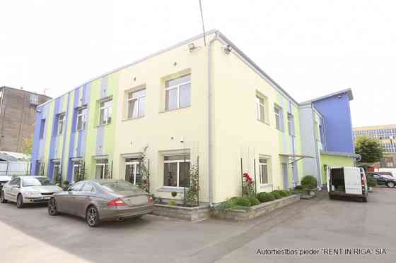 Светлый офис в качественно отреставрированном здании.  Офис прямоугольной формы. Rīga