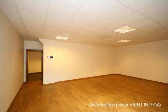 Светлый офис в качественно отреставрированном здании.  Офис прямоугольной формы. Rīga