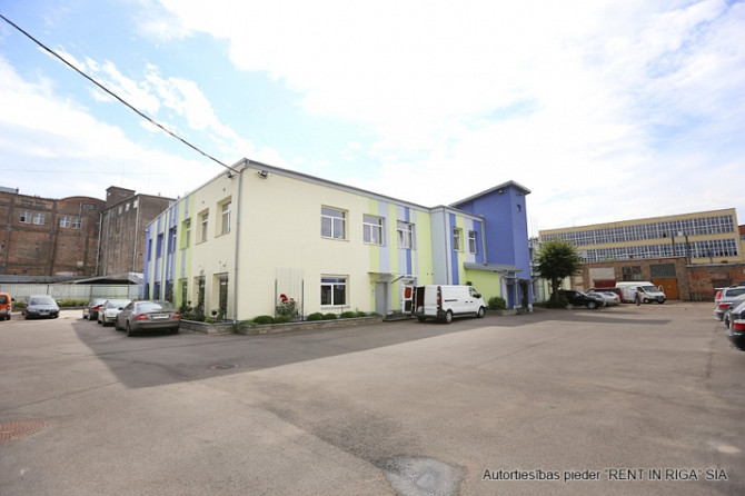 Gaišs birojs kvalitatīvi renovētā ēkā.  Taisnstūra formas birojs. Pie telpu ieejas durvīm Rīga - foto 1