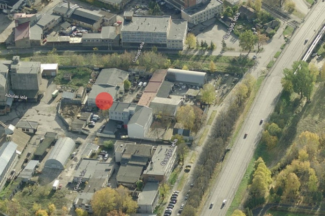 Gaišs birojs kvalitatīvi renovētā ēkā.  Taisnstūra formas birojs. Pie telpu ieejas durvīm Rīga - foto 6