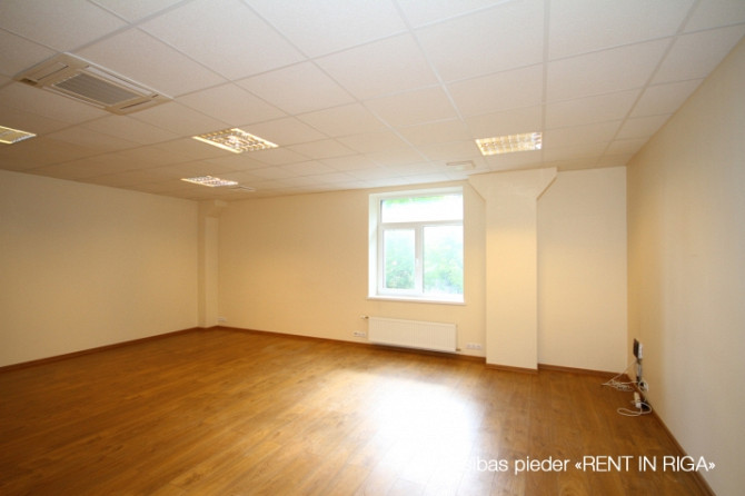 Gaišs birojs kvalitatīvi renovētā ēkā.  Taisnstūra formas birojs. Pie telpu ieejas durvīm Rīga - foto 2